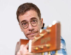 Macaé recebe Nando Reis em show gratuito na orla dos Cavaleiros dia 1º (sábado)