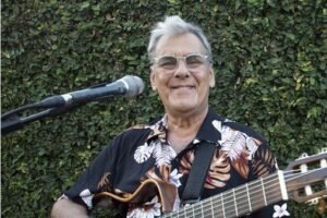 Atrações culturais na praia do Farol começam hoje com França Motta